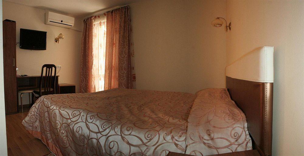 Hotel Leotel Лвив Екстериор снимка
