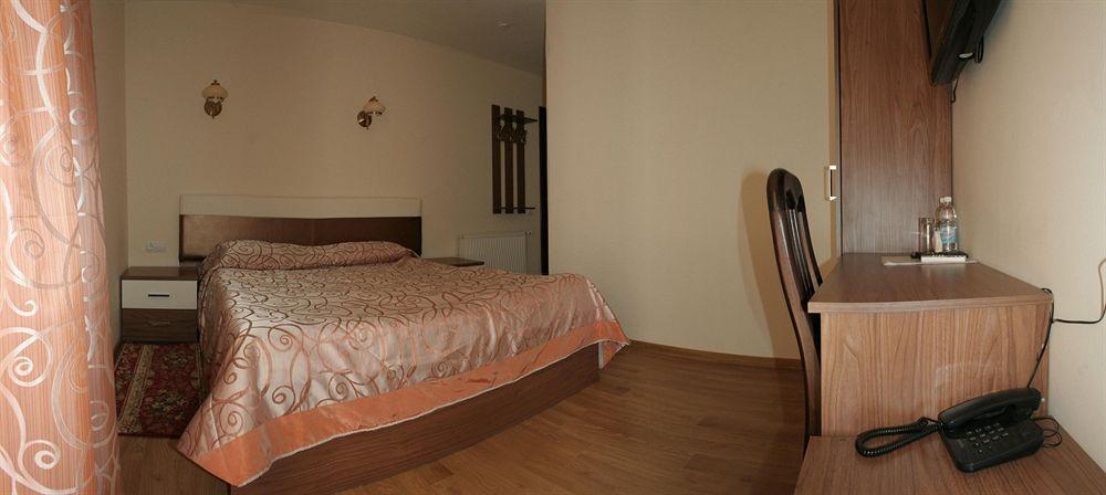 Hotel Leotel Лвив Екстериор снимка