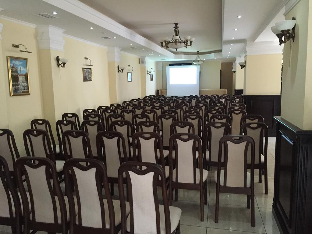 Hotel Leotel Лвив Екстериор снимка