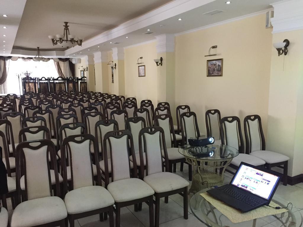 Hotel Leotel Лвив Екстериор снимка
