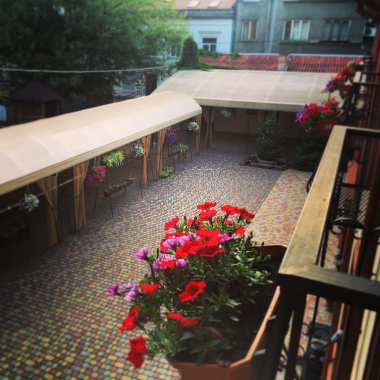 Hotel Leotel Лвив Екстериор снимка