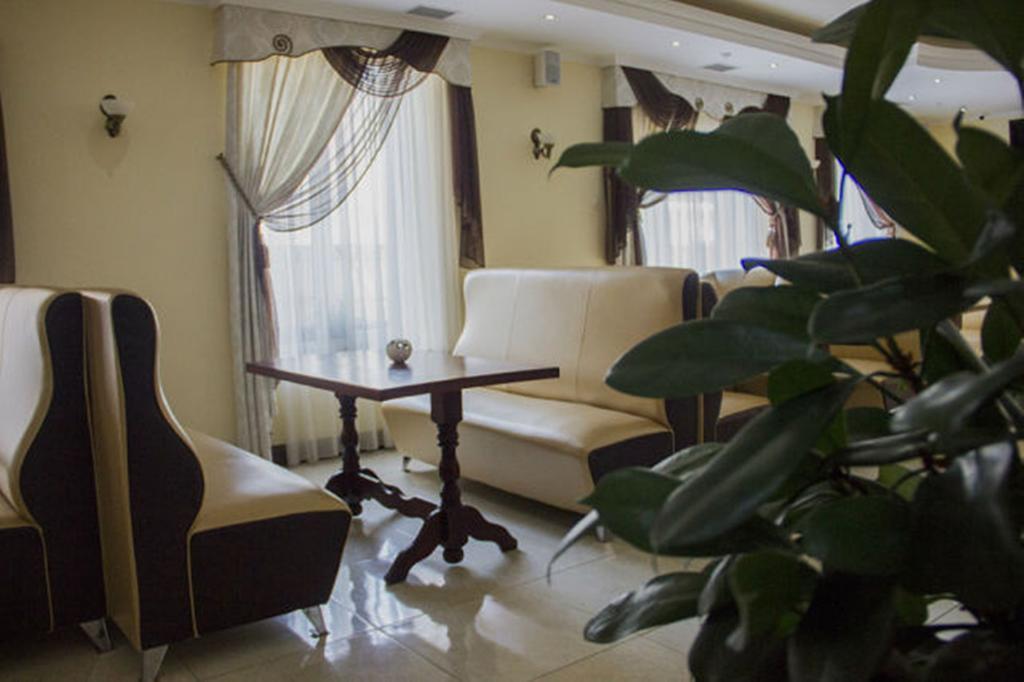 Hotel Leotel Лвив Екстериор снимка