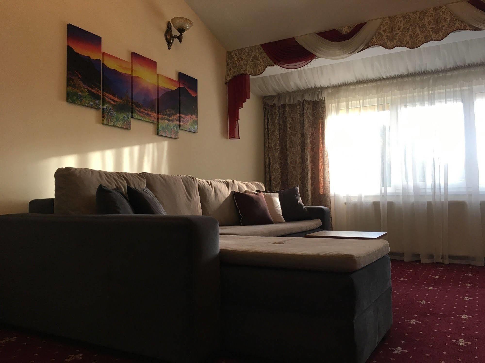 Hotel Leotel Лвив Екстериор снимка