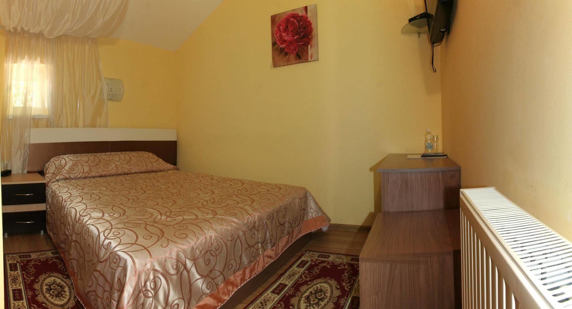 Hotel Leotel Лвив Екстериор снимка