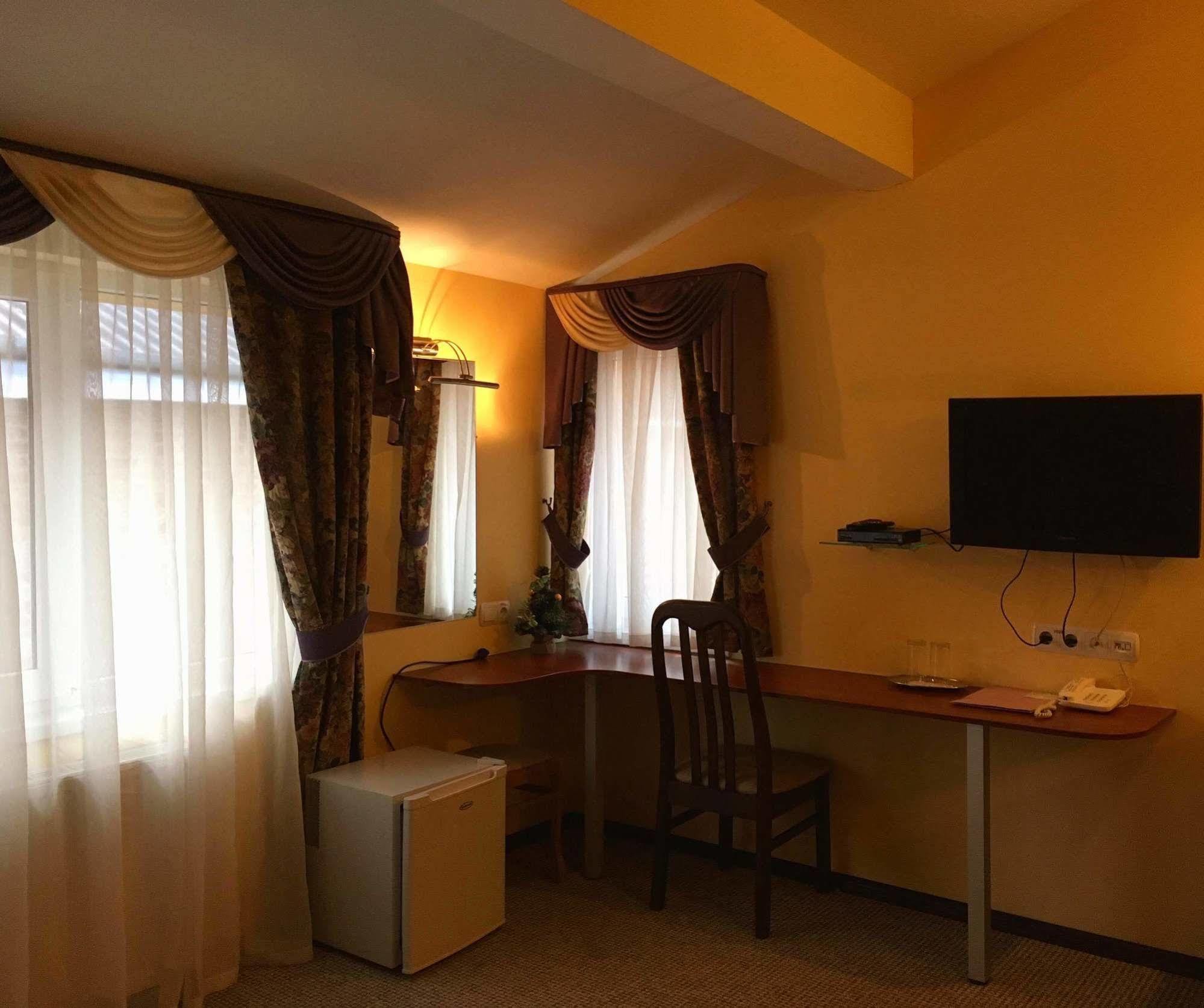 Hotel Leotel Лвив Екстериор снимка