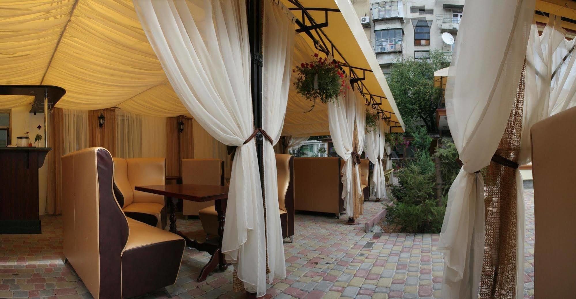 Hotel Leotel Лвив Ресторант снимка