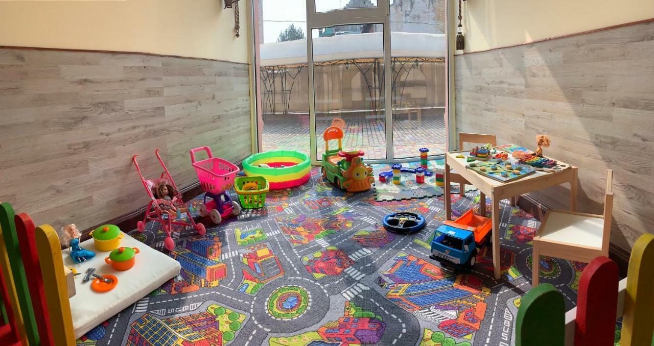 Hotel Leotel Лвив Екстериор снимка